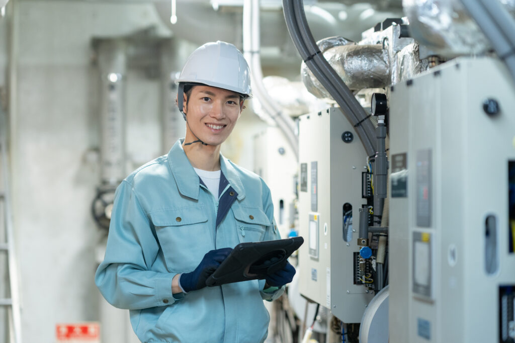電気設備の点検作業を行う若い男性