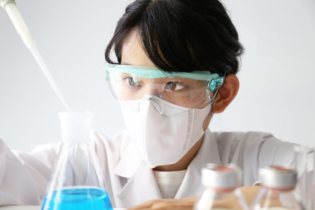 分析室で分析作業を行う若い女性
